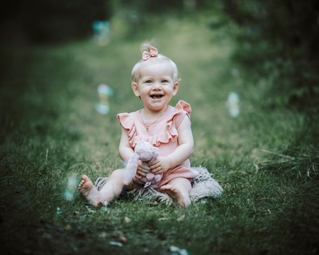 1-åring med såpebobler i gresset