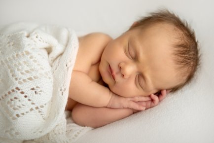 nyfødt baby sover søtt