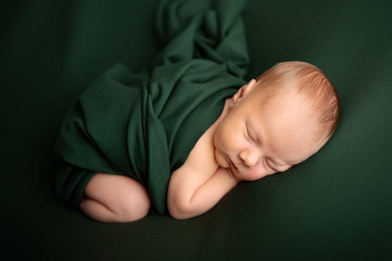 nyfødt gutt i grønt tema
