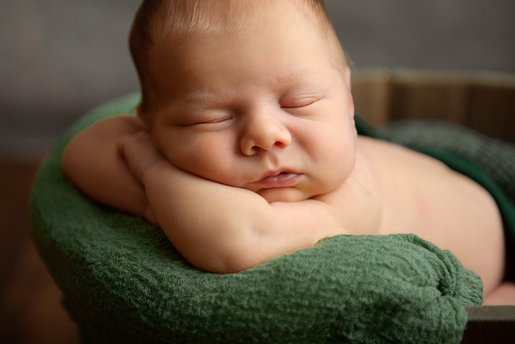 sovende nyfødt gutt